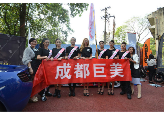 學(xué)員為國際超模大賽初選化妝